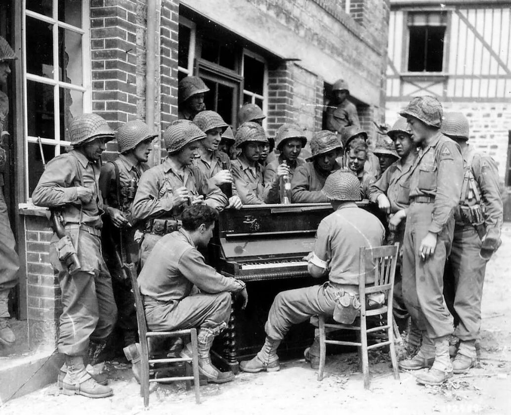 Фотографии второй мировой войны. Вторая мировая война. Франция 1944. Музыканты на фронте.