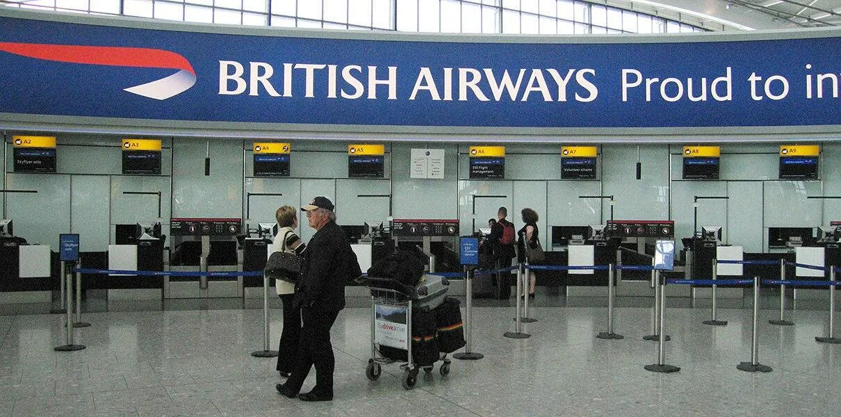 British Airways стойка регистрации. Аэропорт Хитроу Лондон табло. Стойка регистрации Бритиш. Стойка регистрации в аэропорту в Великобритании.