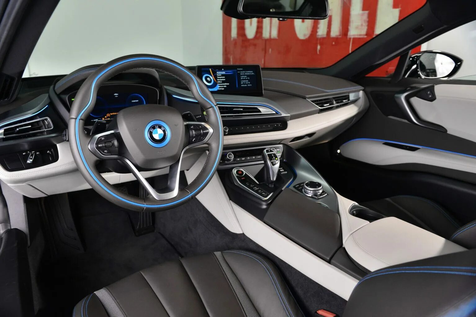 Нов 8 про. BMW i8 салон. БМВ i8 2023. BMW i8 2020 салон. BMW i8 2022 салон.