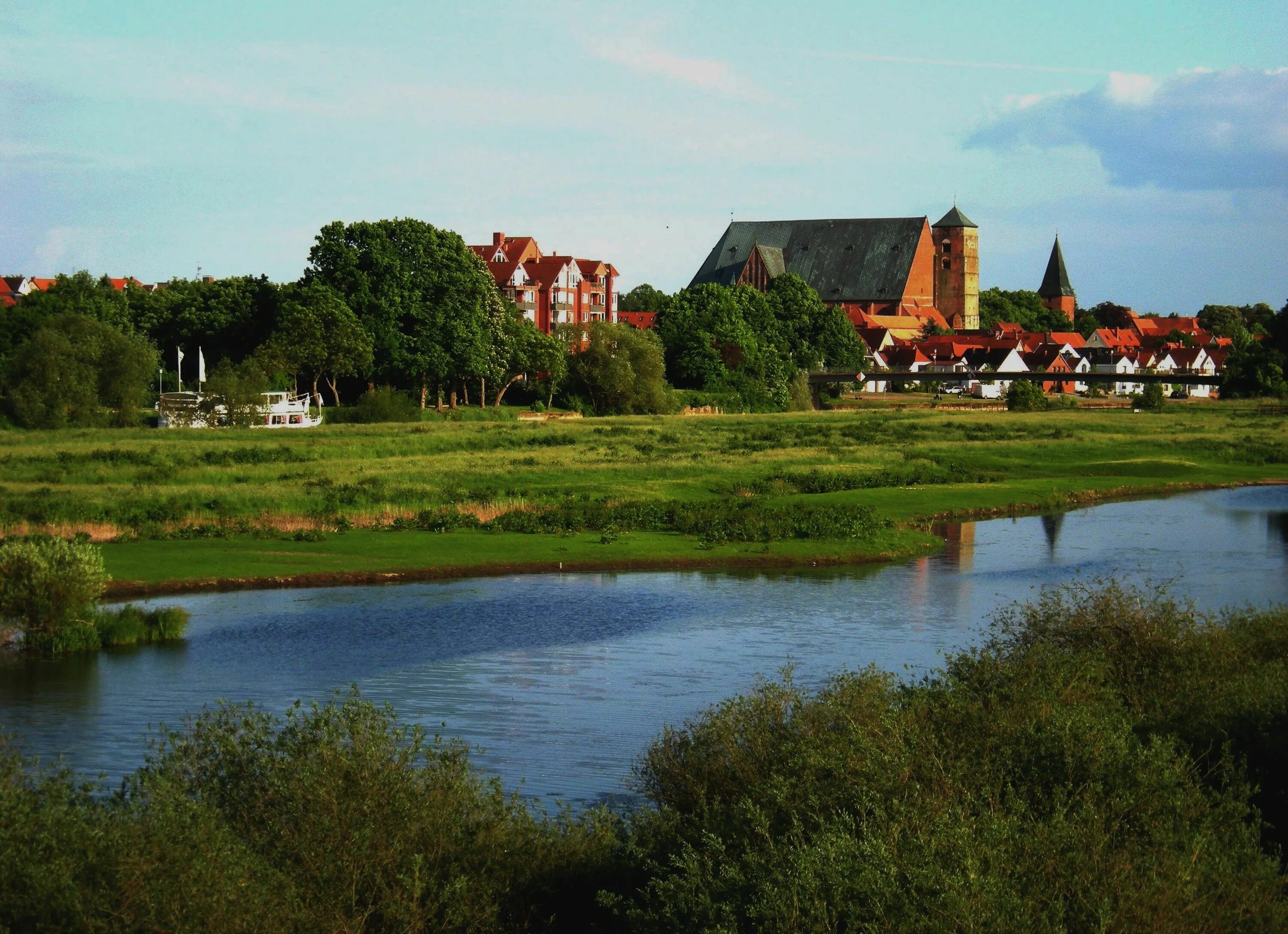 Traben trarbach германия. Германия рурская область река вельме. Село ульма. Германская река 4 буквы. Река везер фото.