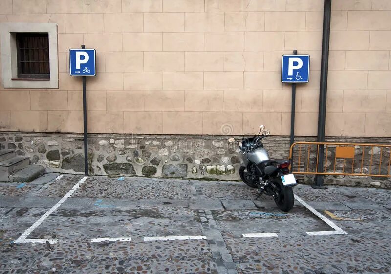 Можно ли парковать мотоцикл. Парковка для мотоцикла. Припаркованный мотоцикл. Стоянка мотоциклов. Мотоцикл и автомобиль на паркинге.