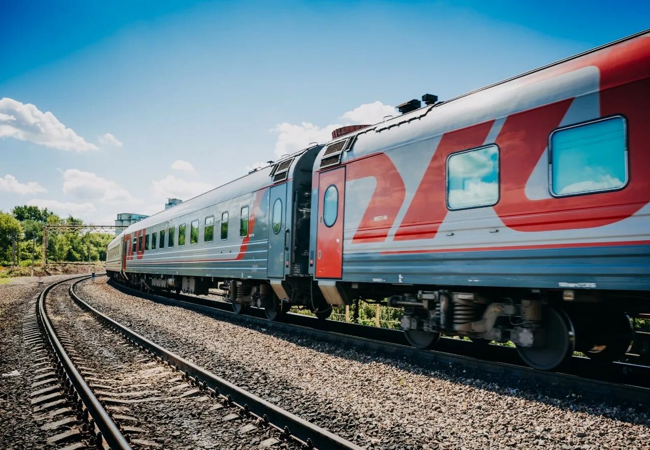 Жд туры из перми. РЖД Russian Railways. Пассажирский поезд. Российские поезда. Российские пассажирские поезда.