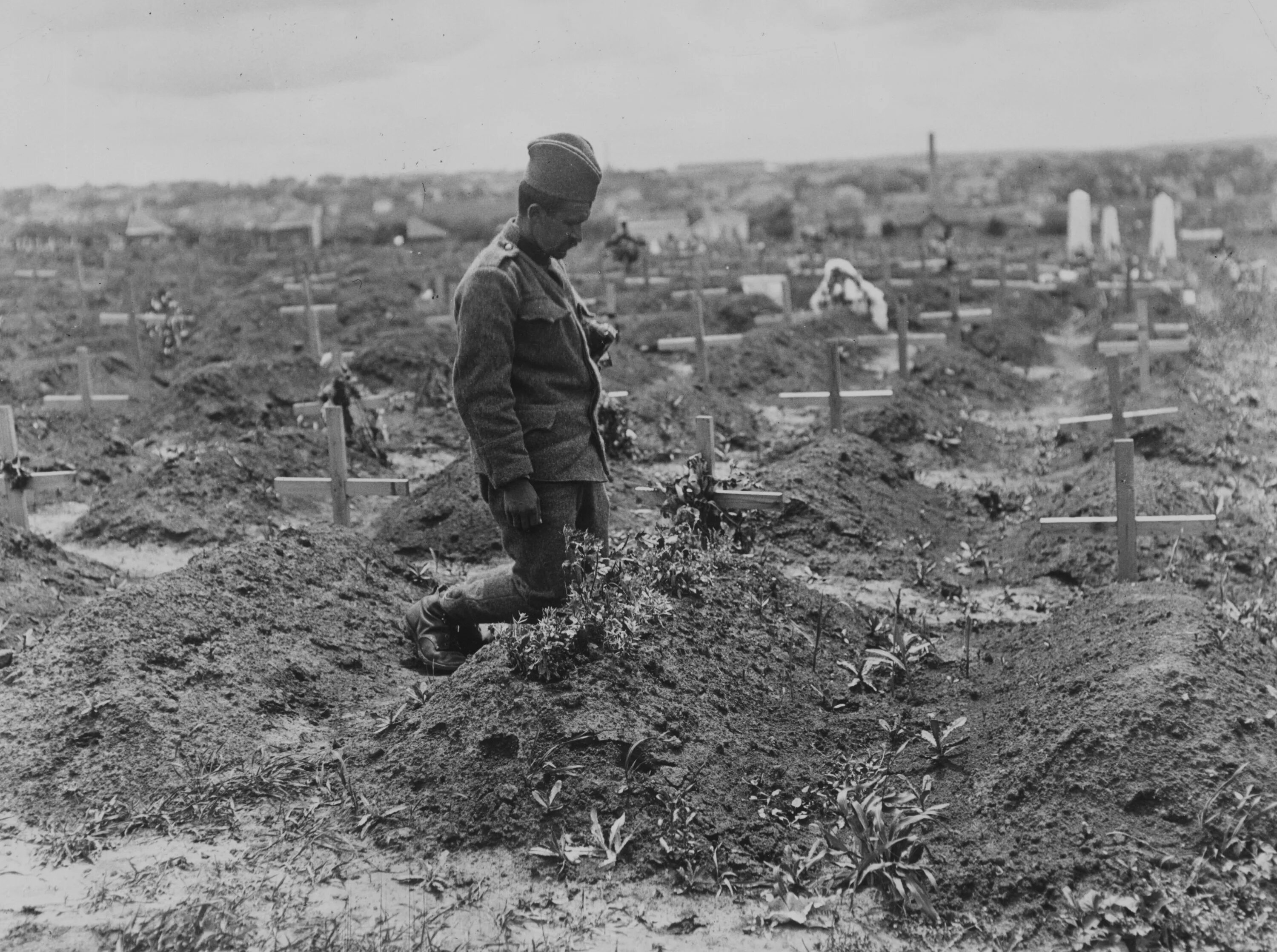 Первый после павшего. Могилы солдат первой мировой войны. Могилы погибших солдат 1941-1945. Могилы советских солдат 1941-1945.