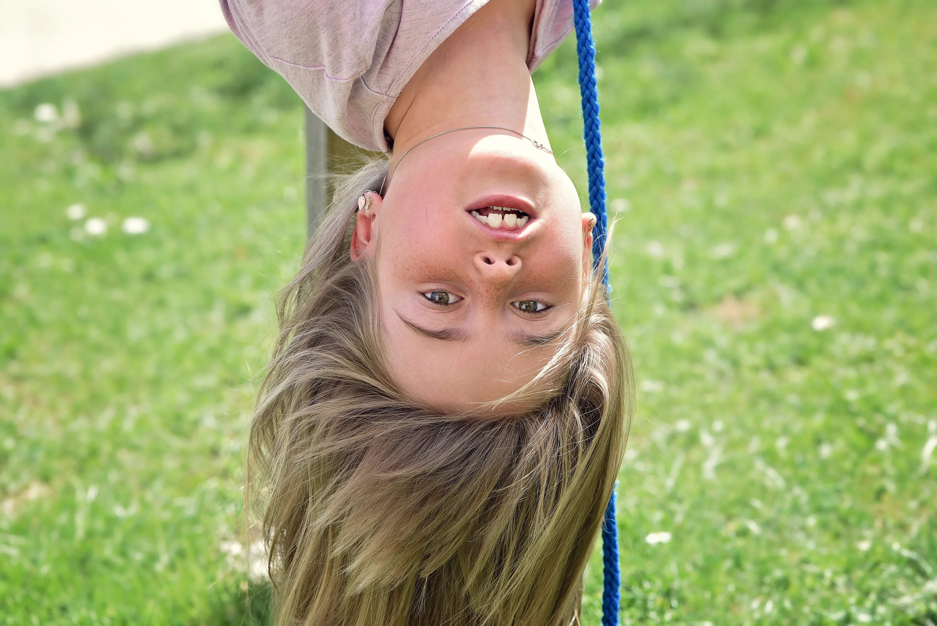 Little girls текст. Upside down девушка. Маленькая девочка блондинка смешная. Недвусмысленные фото.