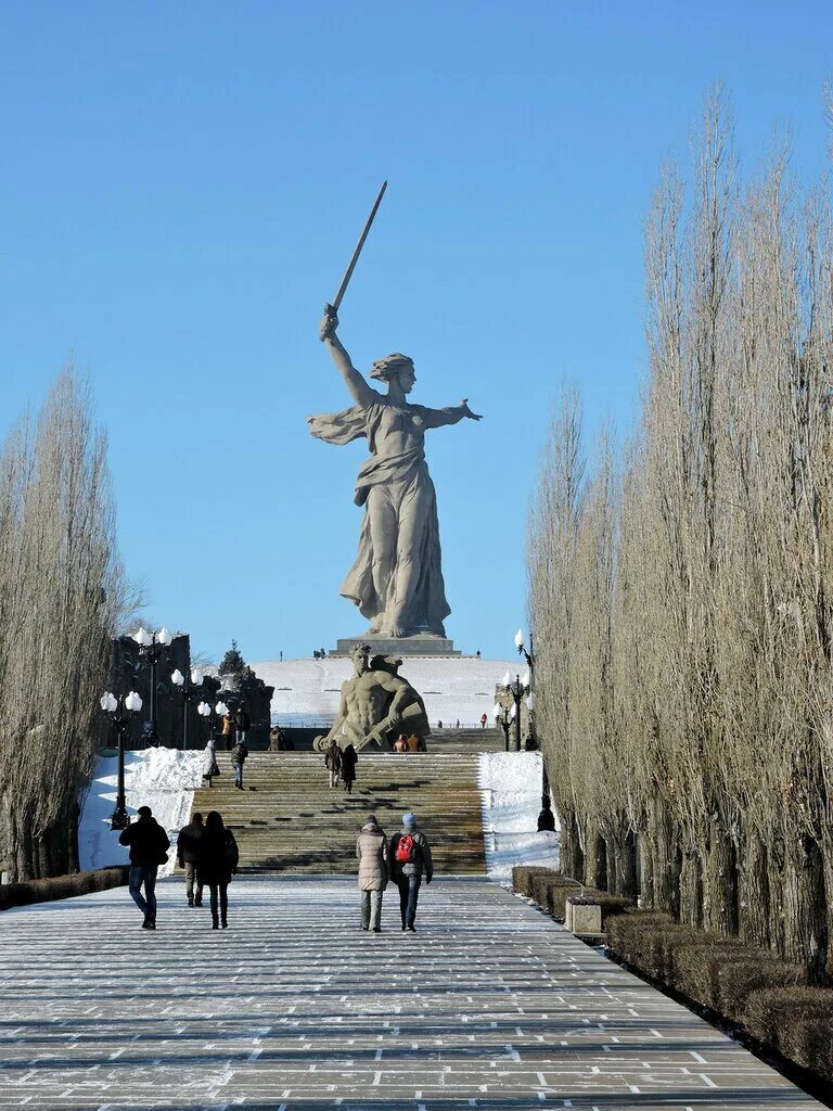 Жилье посуточно мамаев курган. Стоять насмерть волгоград. Чуйкова 11 волгоград. Волгоград сити квартиры. Мамаев курган гранитные плиты.