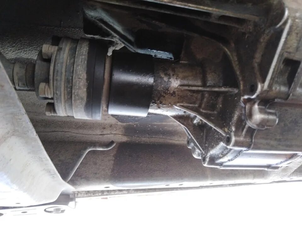 Сальник кардана переднего моста l200. Сальник раздатки переднего кардана сузуки гранд витара 2007. Мицубиси паджеро спорт 2003 сальник переднего моста. Сальник переднего кардана sdp 2107. Сальник хвостовика кардан углового редуктора тойота 265 кузов.