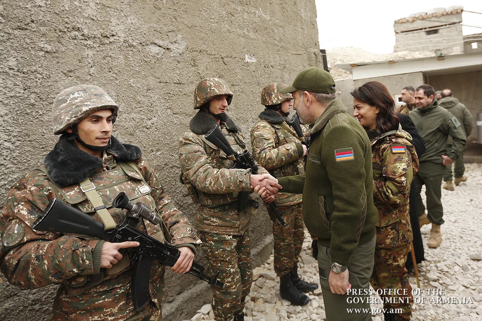 Армения Никол Пашинян в армии. Папикян и Пашинян. Никол Пашинян охрана. Армения ВК армия. Ереван вк