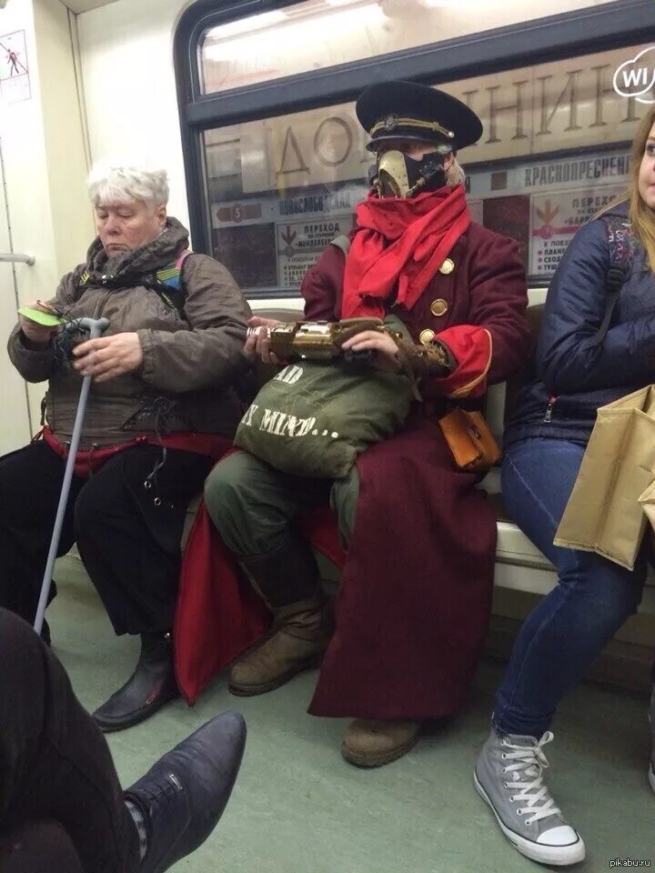 метро смешные. смешные вагоны метро. фотосессия в метро. странные пассажиры в метро. смешные люди в метро.