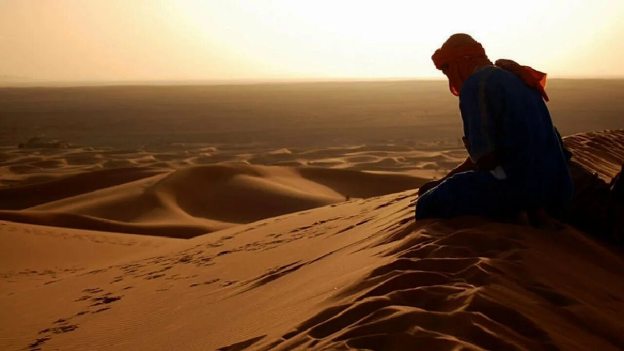 Странник в пустыне. Человек в пустыне. Путник в пустыне. Одинокий в пустыне.