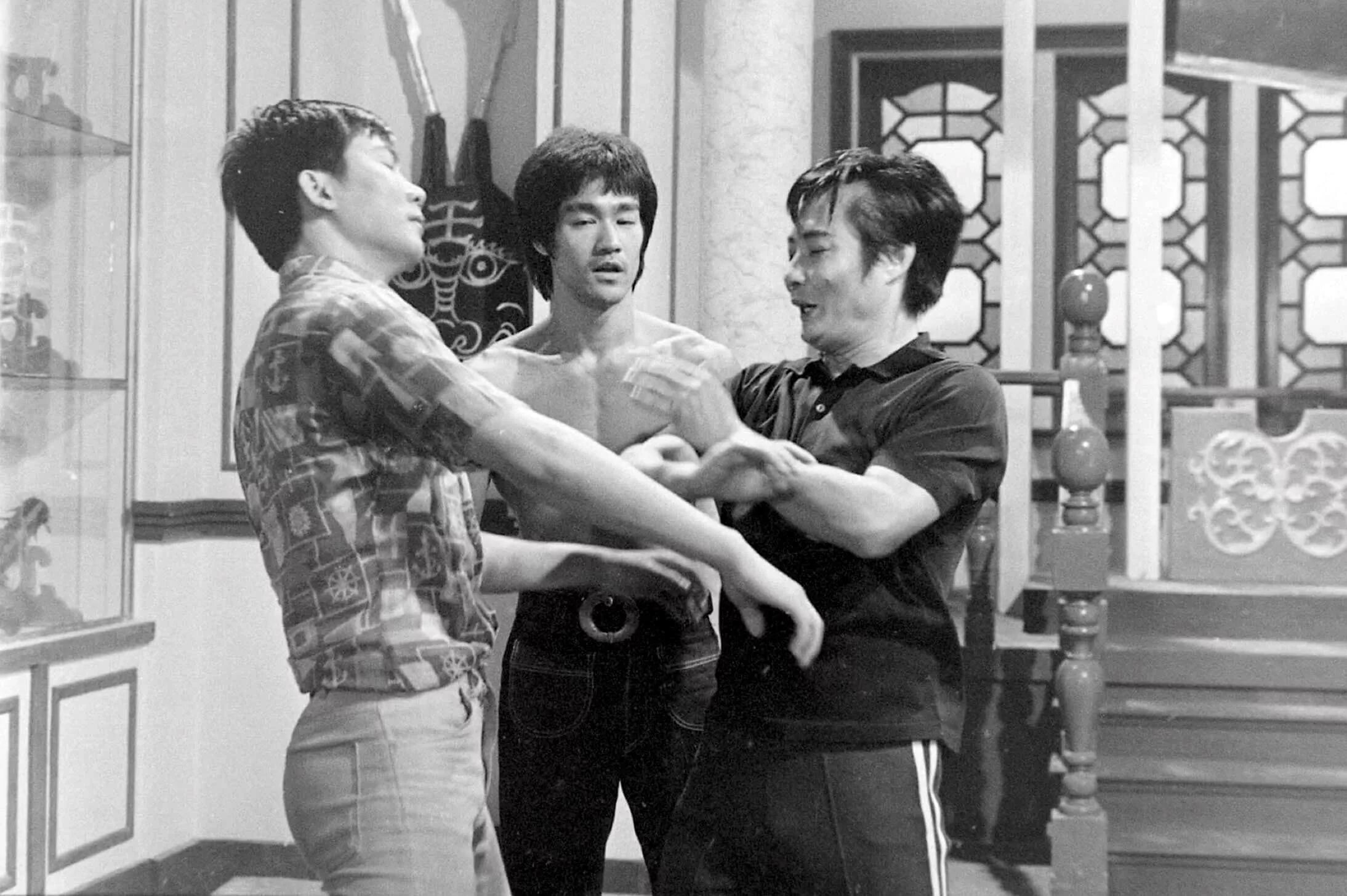 Брюс ли фото. Брюс ли фильмы выход дракона. Брюс ли на съемках. Джон саксон выход дракона. Путь дракона джеки чан.