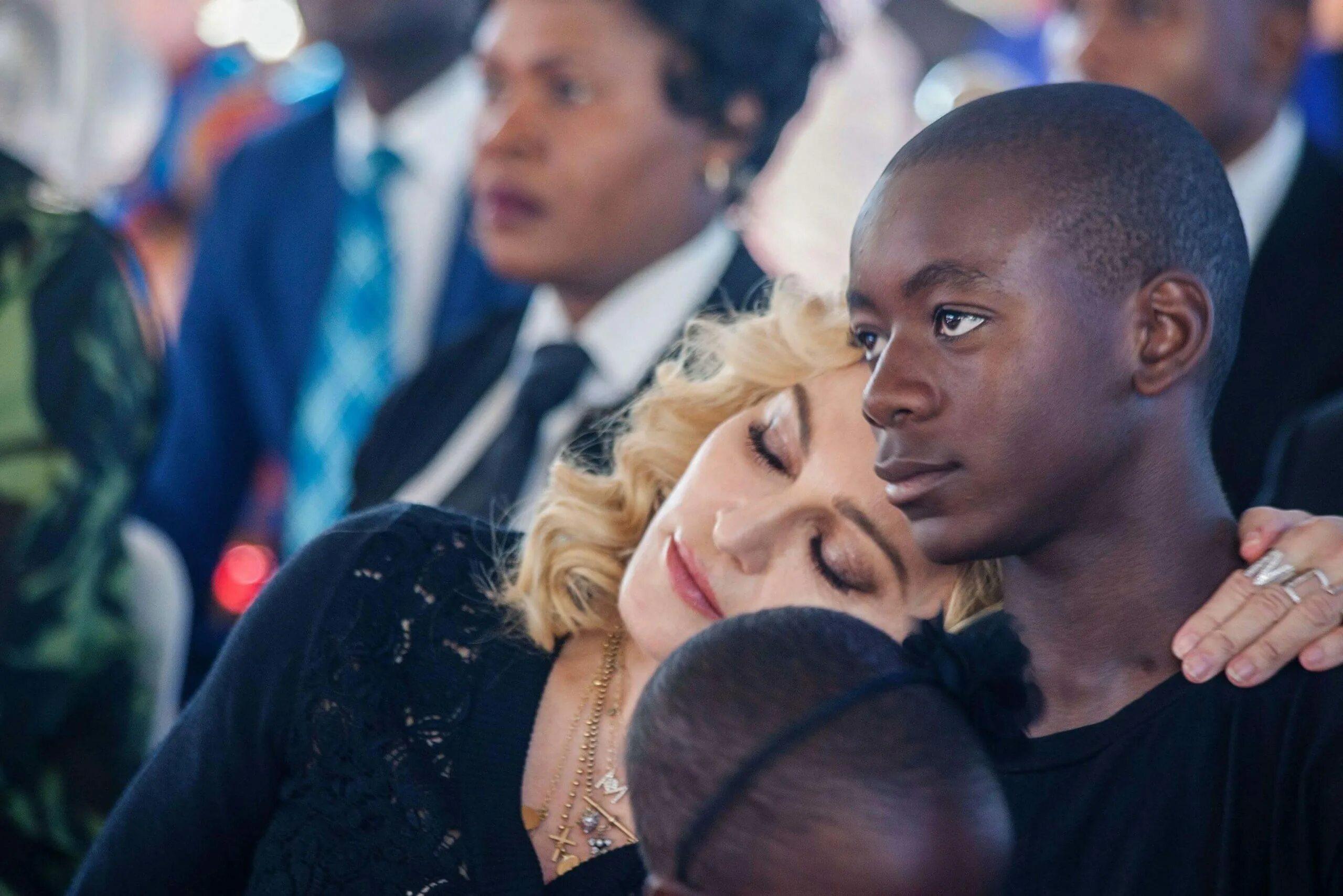 Дэвид банда мадонна. Дэвид банда сын мадонны. Дэвид банда мвале чикконе. Дэвид банда мадонна. Сын мадонны дэвид.