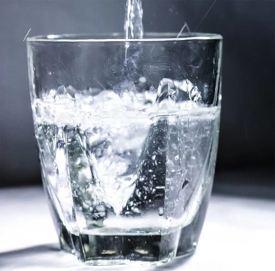 два стакана горячая и холодная вода. холодный стакан. горячая вода в стакакане. два стакана горячая и холодная вода. два стакана горячая и холодная вода.