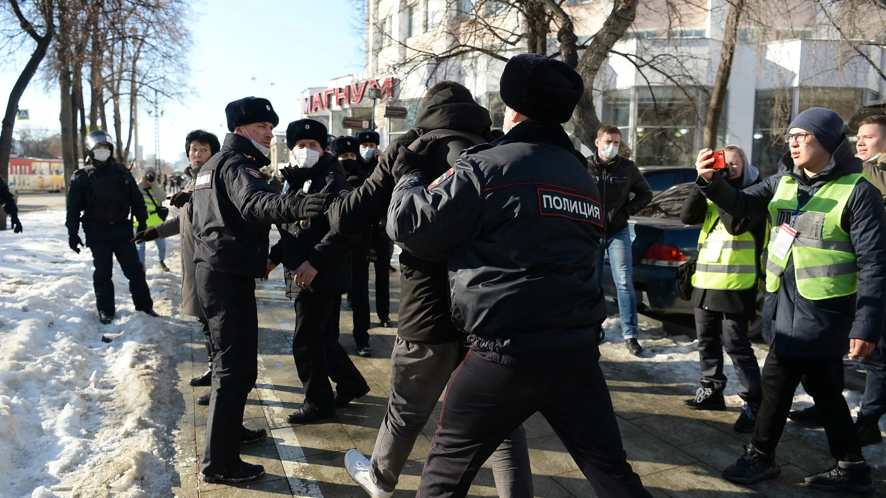 Срочные новости россия украина. Полиция. Полиция Украины на митинге. Антивоенный митинг Екатеринбург. Протесты в Екатеринбурге полиция.