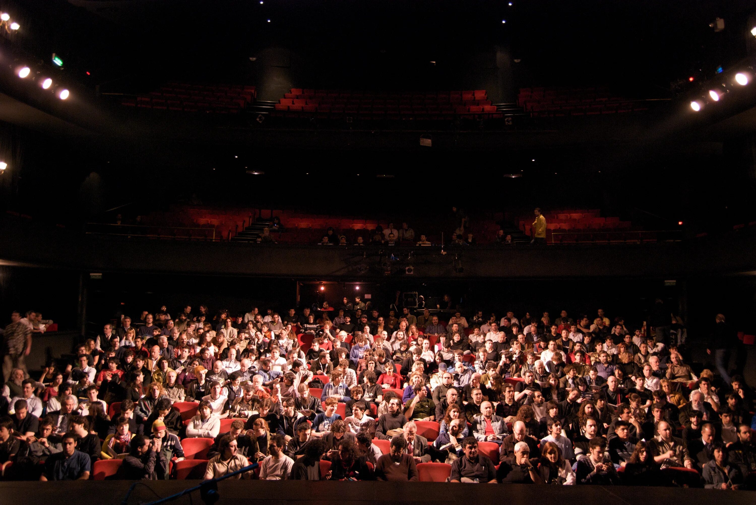 The audience. Скучный концерт. Theater audience. Спящие зрители.