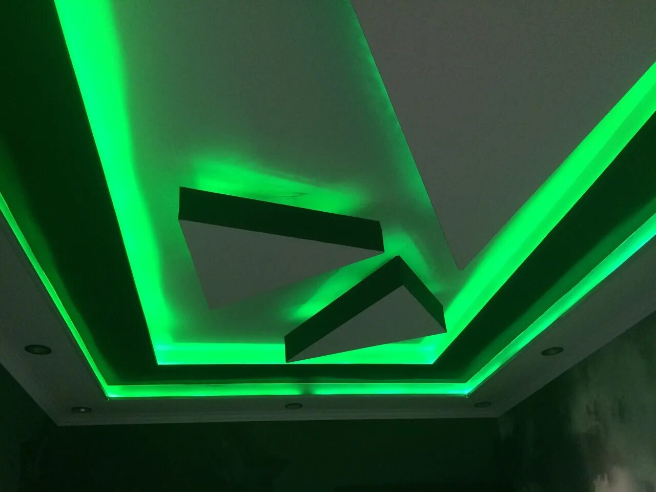 Купить потолки с подсветкой. Диодная подсветка потолка. Подвесной потолок с подсветкой. Натяжные потолки с подсветкой. Парящий потолок с подсветкой.