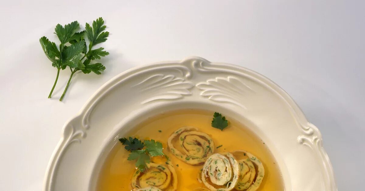 Способы осветления мясного бульона. Как осветлить бульон для заливного. Осветлить бульон для заливного. Мутный бульон из курицы. Как осветлить бульон для заливного.