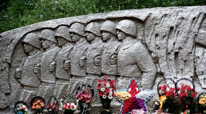 Памятник погибшим солдатам. Мемориал погибшим в афганистане. Памятник погибшим солдатам. Памятник погибшим солдатам. Обелиск павшим воинам в великой отечественной.