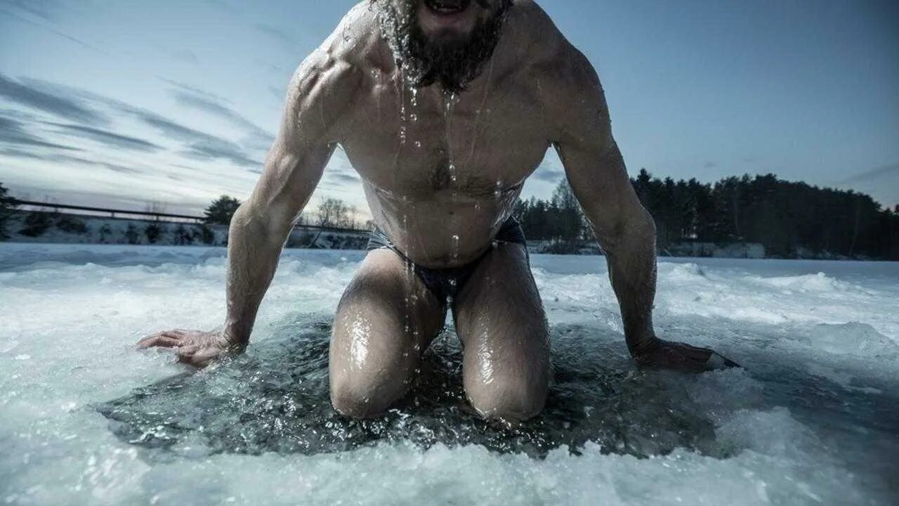 Человек в холодной воде. Закаливание купание в холодной воде. Прыжок в ледяную воду.