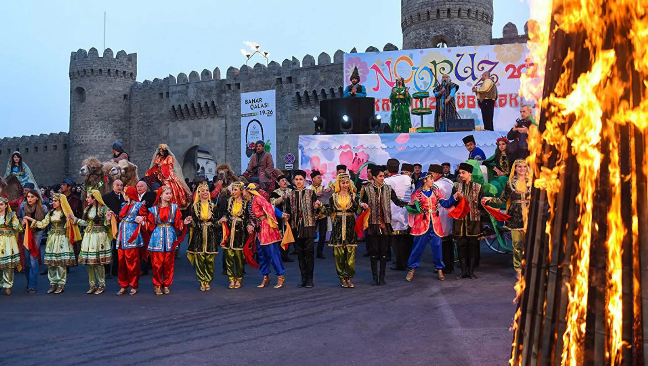 Национальный праздник азербайджанцев Новруз. Праздник Новруз в Азербайджане. Новруз байрам Азербайджан традиции. Празднование Новруза в Азербайджане. Навруз что это за праздник кто отмечает