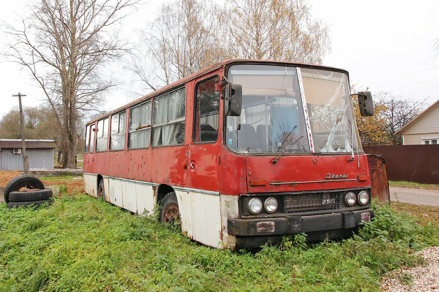 Автобусы старые дороги. Автобус Икарус 255. Икарус 250 заброшенный. Икарус-255 турист. Икарус 255 Люкс.