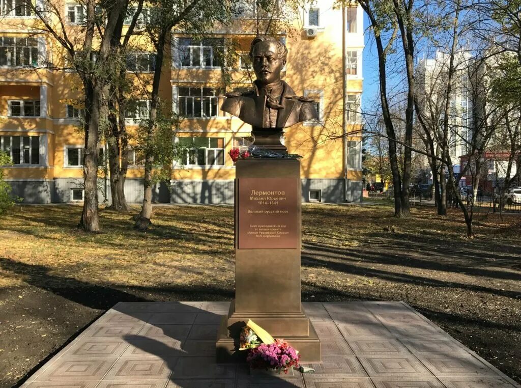 В ульяновске установят памятник. Бюст лермонтова ульяновск. Памятник мостостроителям ульяновск. Памятник труженикам тыла в ульяновске. Хо ши мин памятник ульяновск.