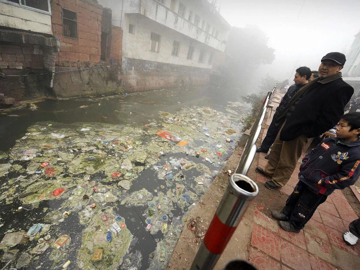 Последствия проблем экологии. Янцзы грязная река. Загрязненная река Янцзы. Загрязнение окружающей среды в Китае. Сычуань Китай загрязнение.