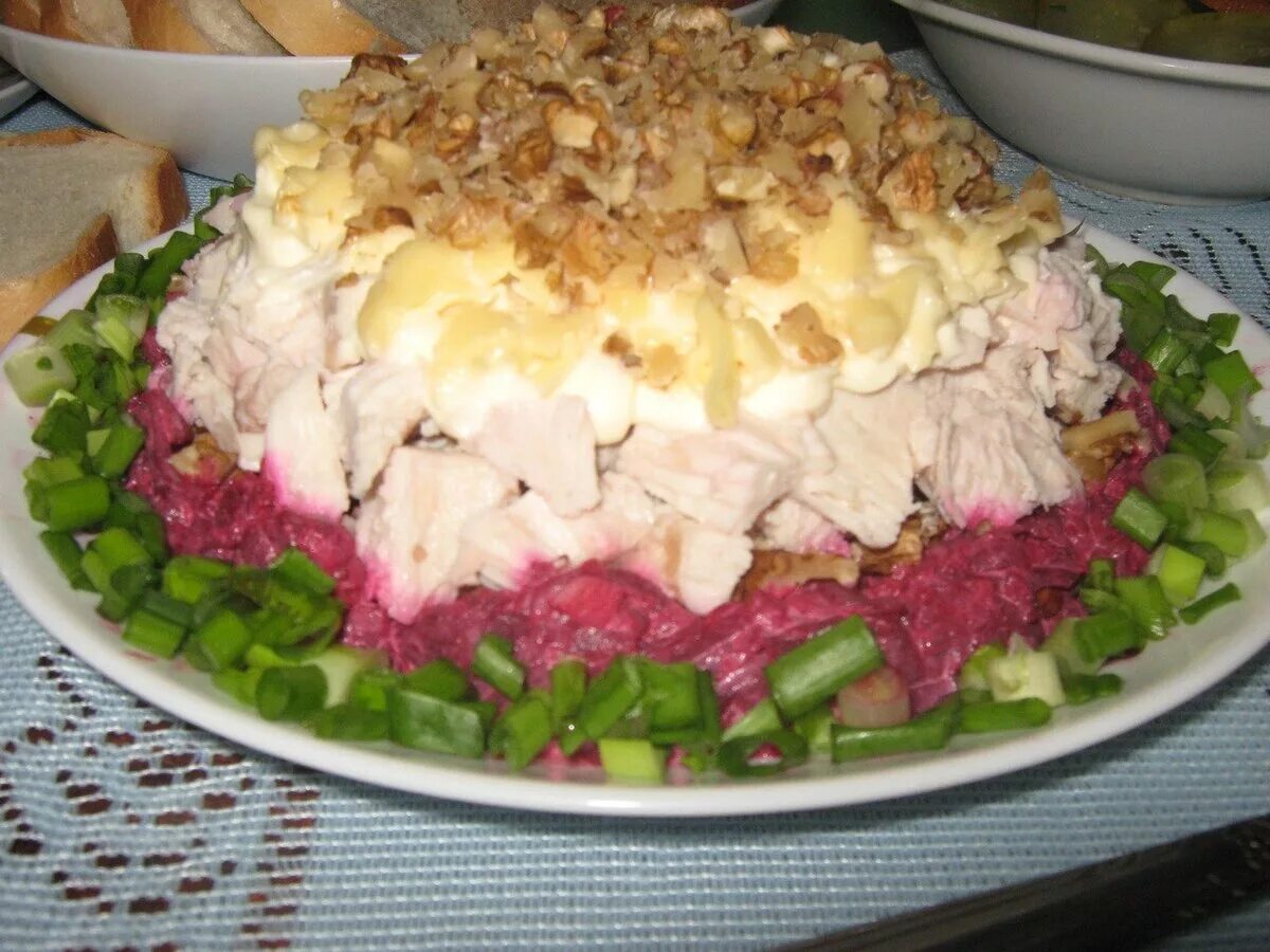 Курица со свеклой. Салат кучеряшка курицей. салат со свеклой и курицей. салат кучеряшка с куриной грудкой. салат со свёклой и куриной грудкой.