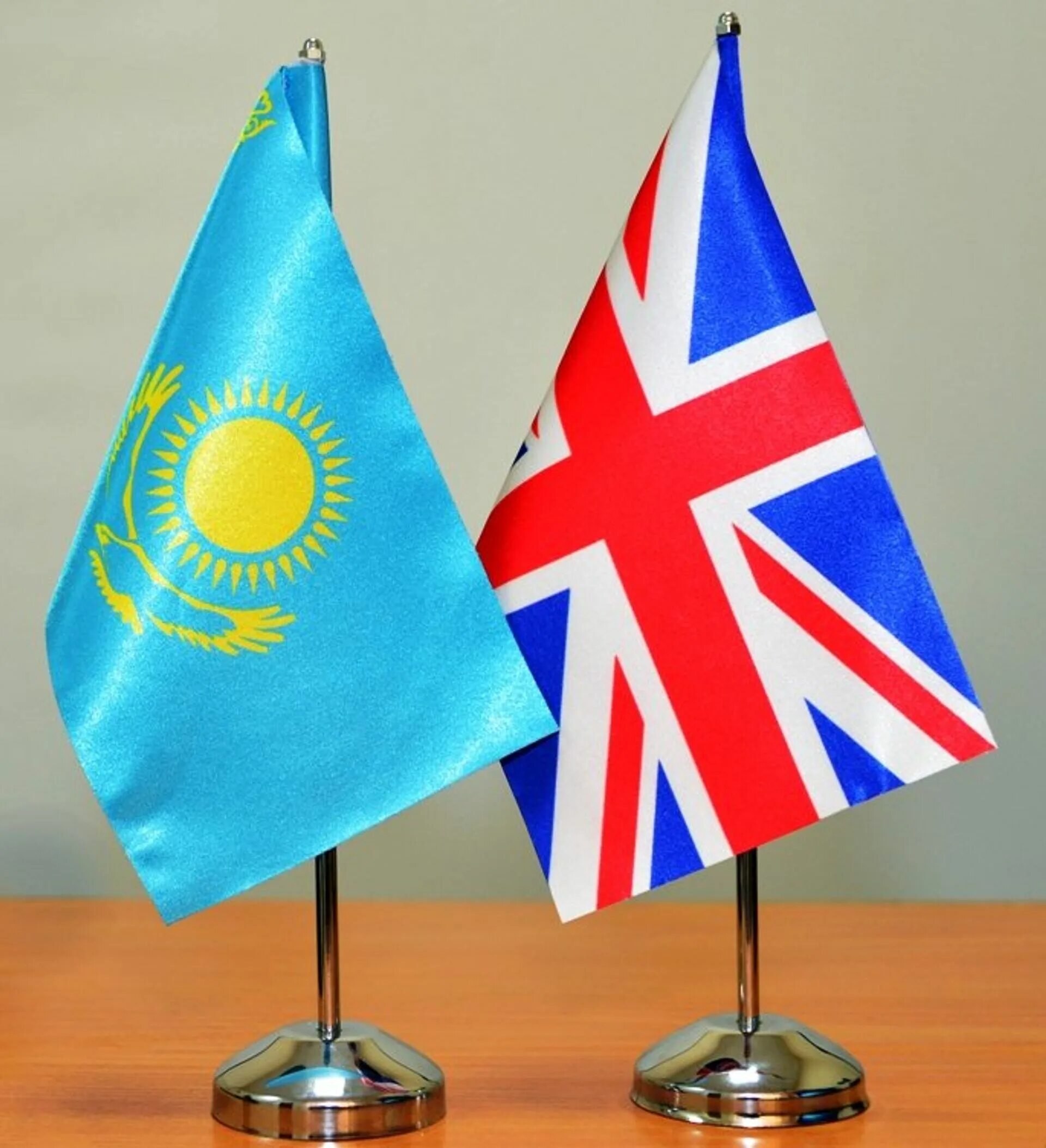 Kazakhstan uk. Единый фон великобритании и казахстана. Флаг казахстана англии. Kazakhstan uk. Флаг казахстана фон.