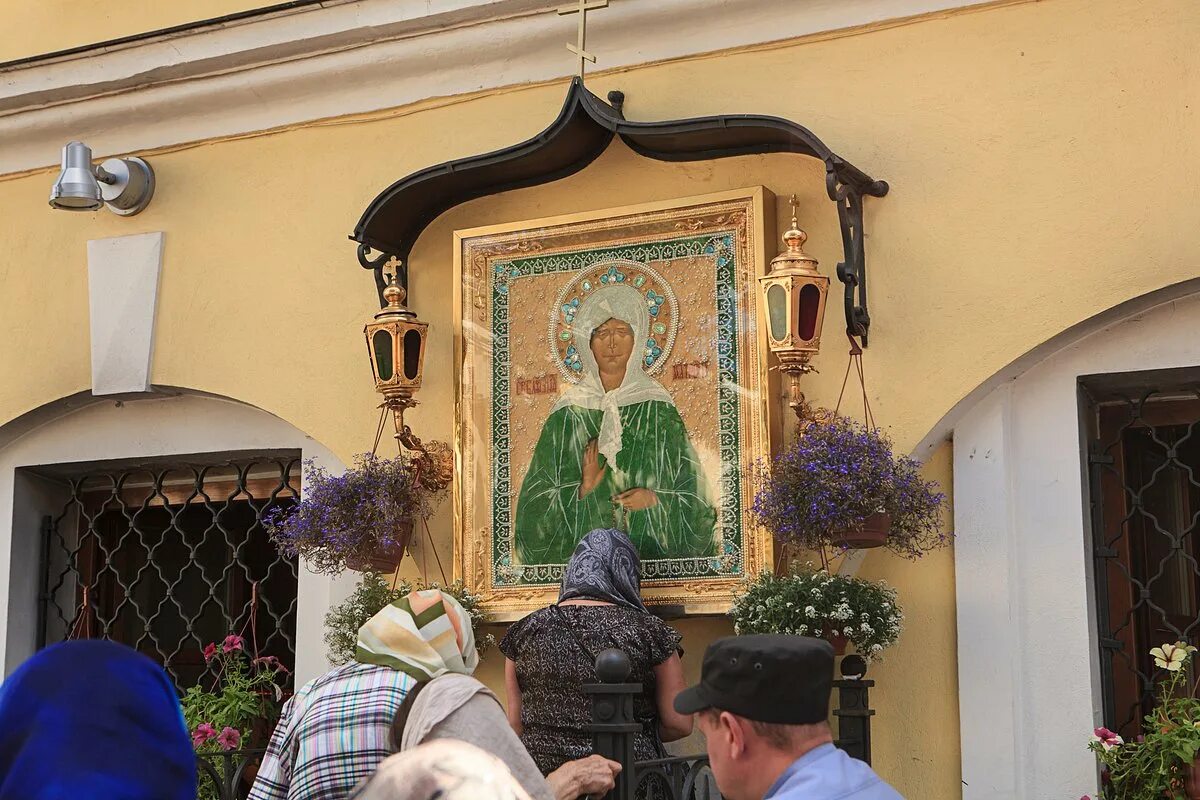 Иконы божией матери в покровском монастыре. Матронушка икона чудотворная в монастыре. Иконы в покровском женском монастыре. Храм мощи матроны московской в москве. Блаженная матрона московская икона в покровском монастыре.