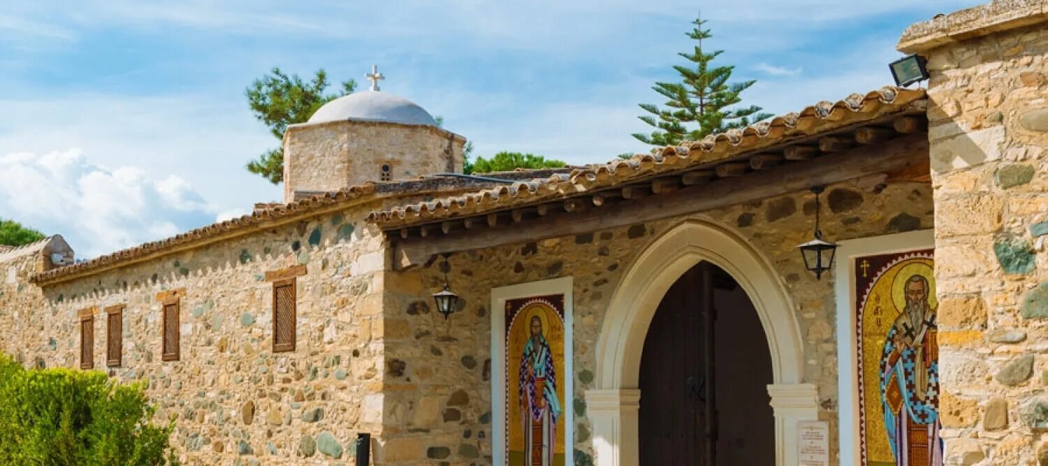 Самый святой монастырь. Монастырь Святого Ираклидия на Кипре. Монастырь Святого мины Кипр. Монастырь св. Ираклидия (Гераклидия).