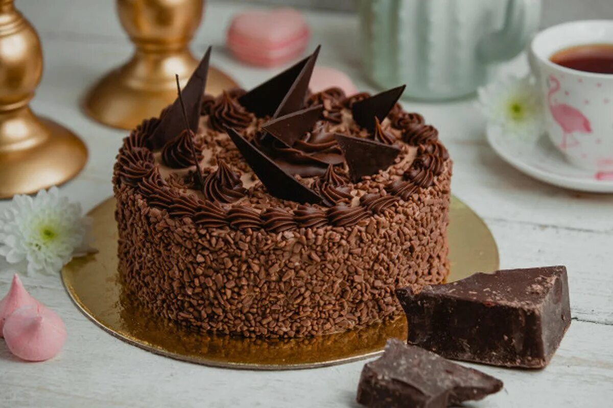 Шоколад посыпанный шоколадом. Шоколадный торт. Украшение шоколадного торта. Торт с шоколадным декором. Украшение торта шоколадной стружкой.