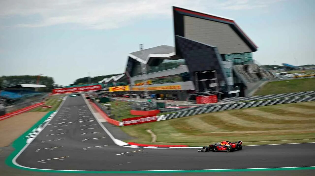 Сильверстоун ф1 сайт обновления. Сильверстоун ф1. Silverstone Formula 1 Corner 9. Silverstone a70. Сильверстоун ф1 Монза год производства.