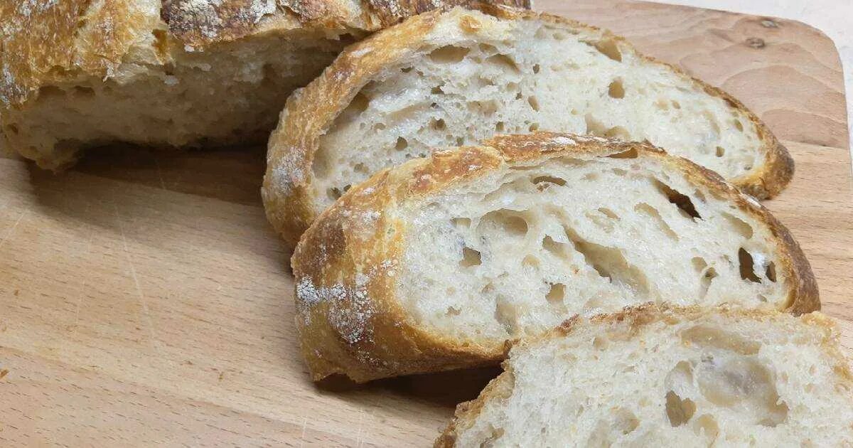 Рецепт бездрожжевого хлеба без в духовке. Бездрожжевой хлеб. Домашний бездрожжевой хлеб. Хлеб из цельнозерновой муки. Бездрожжевой хлеб на закваске.