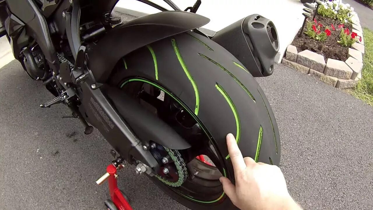 Протектор мотоцикла. Покраска резины на мотоцикле. Направление протектора на шинах мотоцикла. Протектор на резину мотоцикла. Хлопки мотоцикла