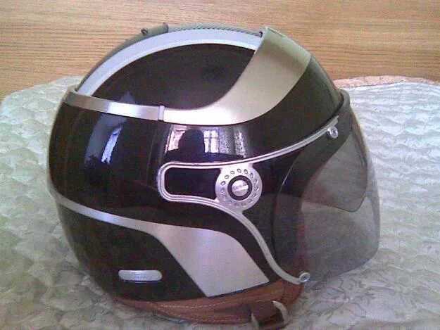 Купить б у шлема. Шлем 1985. Шлем для бобра. Старые модели шлемов Caberg. Подставка под шлем мото.