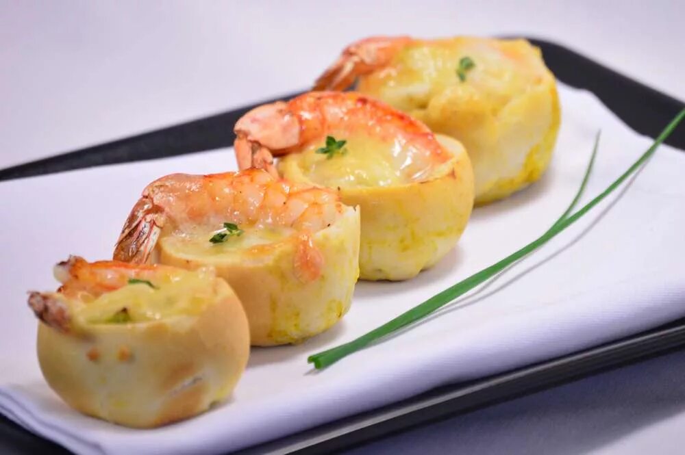 Жюльен с креветками. Жульен с креветками и грибами. Жульен креветочный. Жюльен с креветками. Жюльен из креветок.