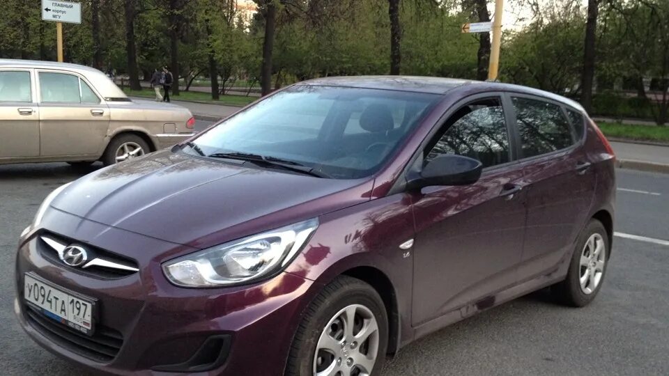 Цвета соляриса 2012 года. Хендай солярис 2012 года. хендай солярис 2013г. hyundai solaris 2012 хэтчбек баклажан. хендай солярис 2013 года хэтчбек.