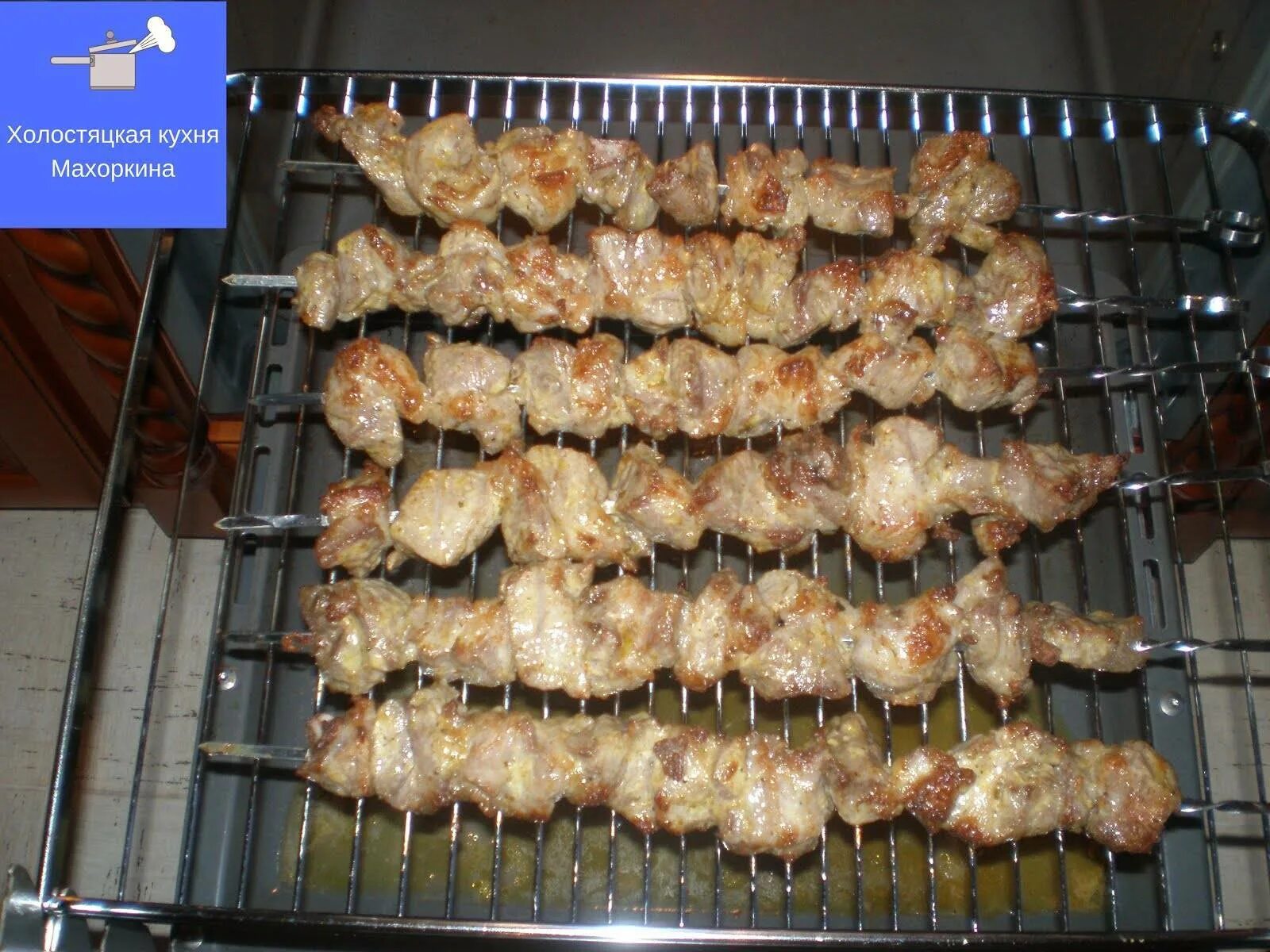 Сколько жарить шашлык в духовке. Шашлык в духовке на решетке. шашлык в духовке из курицы на решетке. шашлык в духовке из свинины на решетке. шашлык в духовке на сетке.