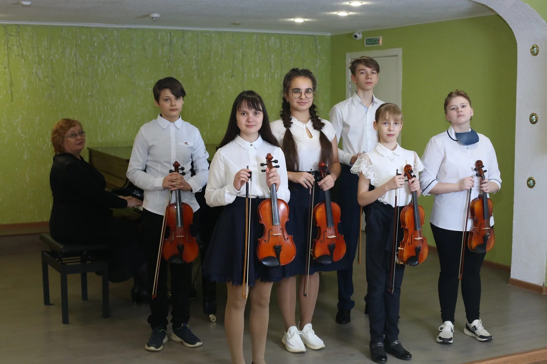 ансамбль домристов удельнинская музыкальная школа. а. ансамбль скрипачей дмш лемешева. ансамбли музыкальная школа. инструментальное музицирование в школе.
