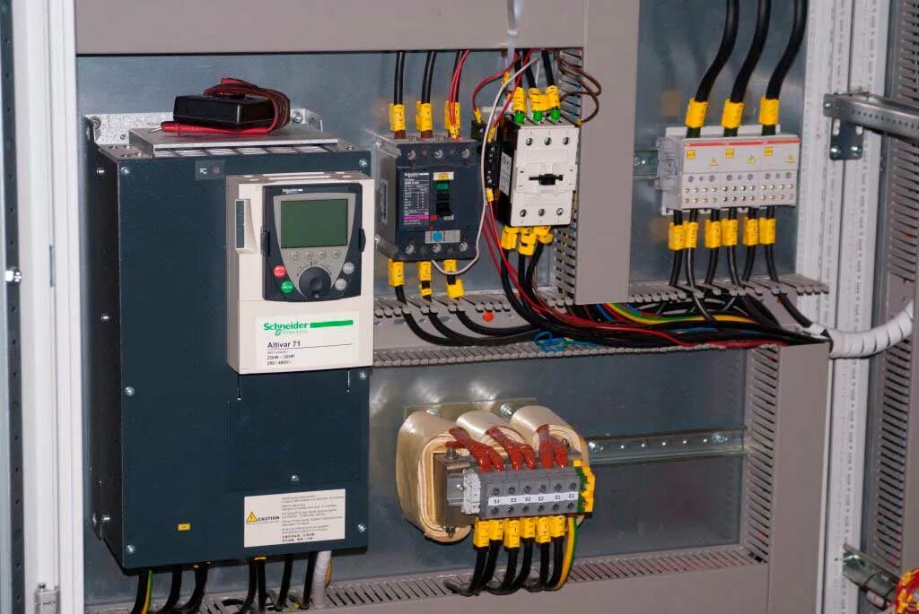 Плавный привод. ЧРП Schneider Electric. Шкаф управления тремя насосами с частотным преобразователем Шнайдер. Щит управления Schneider Electric. Шкаф частотный преобразователь 75квт.