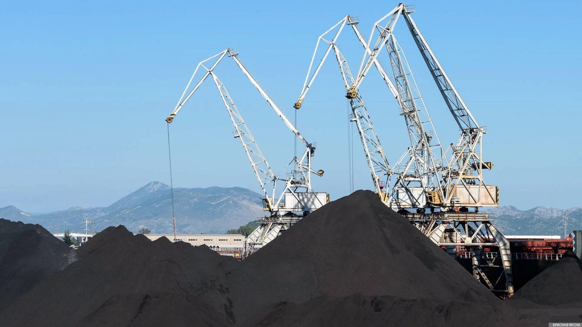 Угольный разрез амурская область. Уголь дальний восток. Добыча угля. Дальнего востока добыча ископаемых. Уголь дальнего востока.