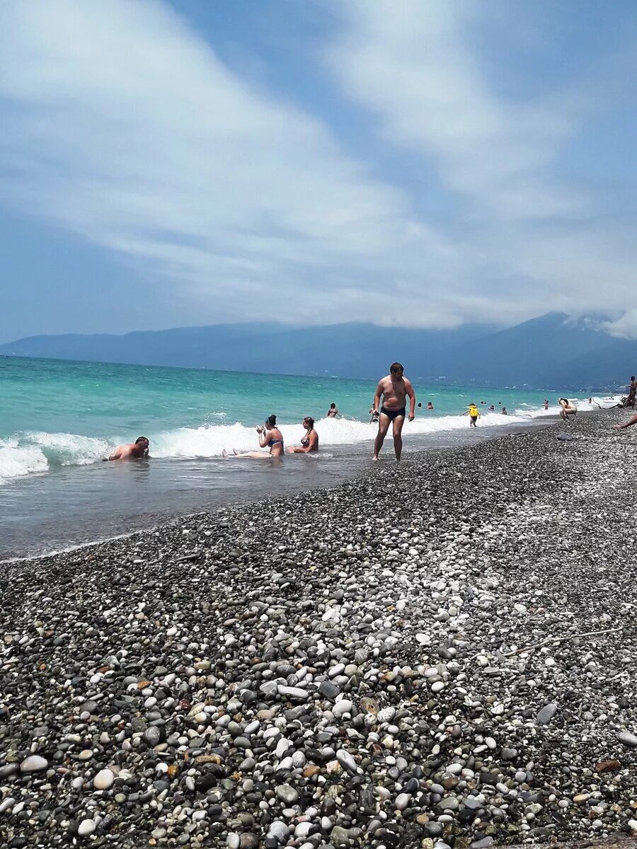 Абхазия лучшие пляжи. Пляж гагра абхазия. море абхазия пицунда. алахадзы абхазия. пляжи в абхазии пицунда гагра.