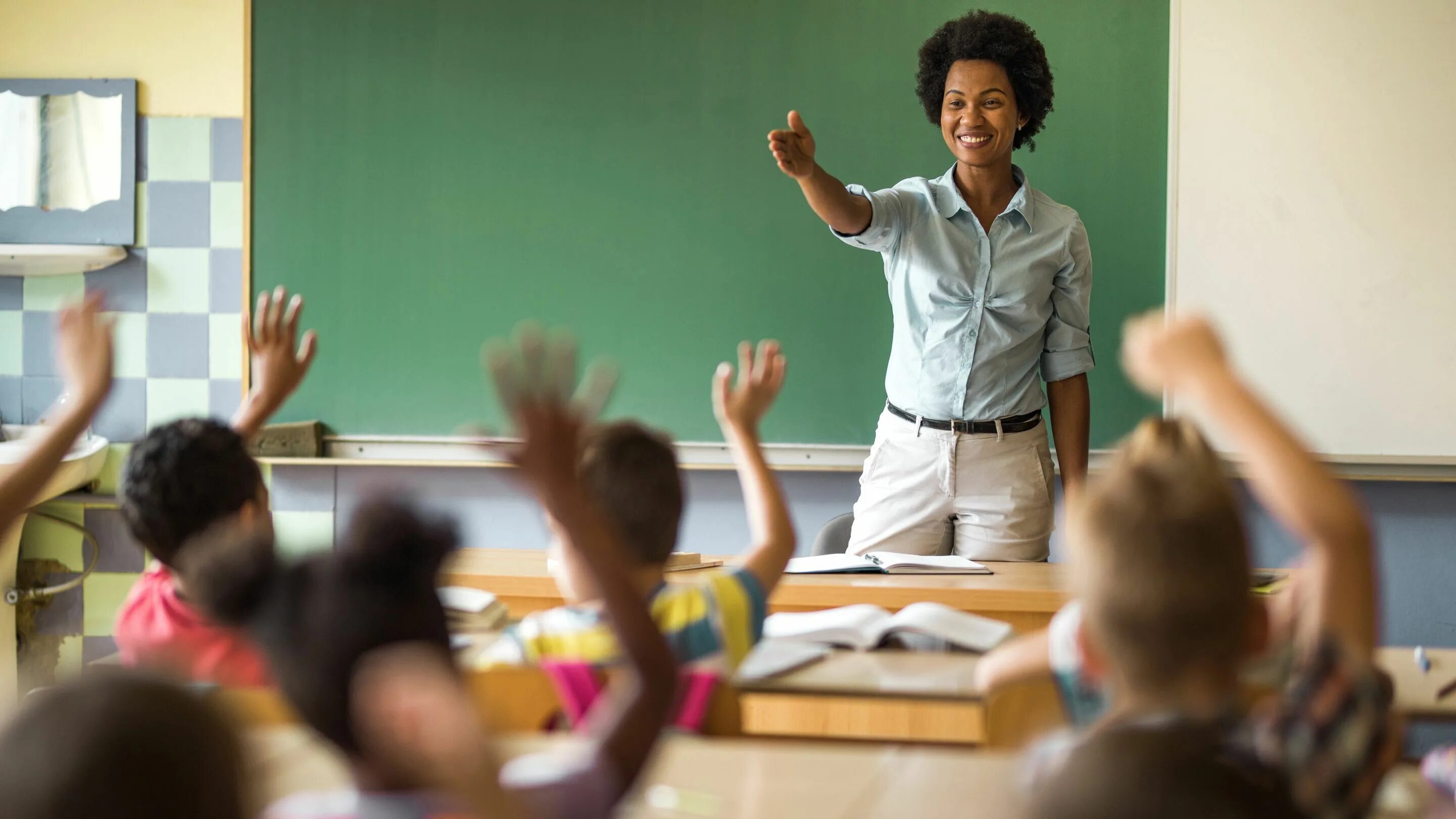 What is the teacher doing. Уважение к ученикам. С уважением студент. Счастливый учитель. Учитель картинка.