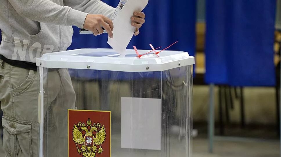 Под выборы. Избирательная урна. бюллетень в урну. выборы избирательные урны. выборы урна бюллетень.