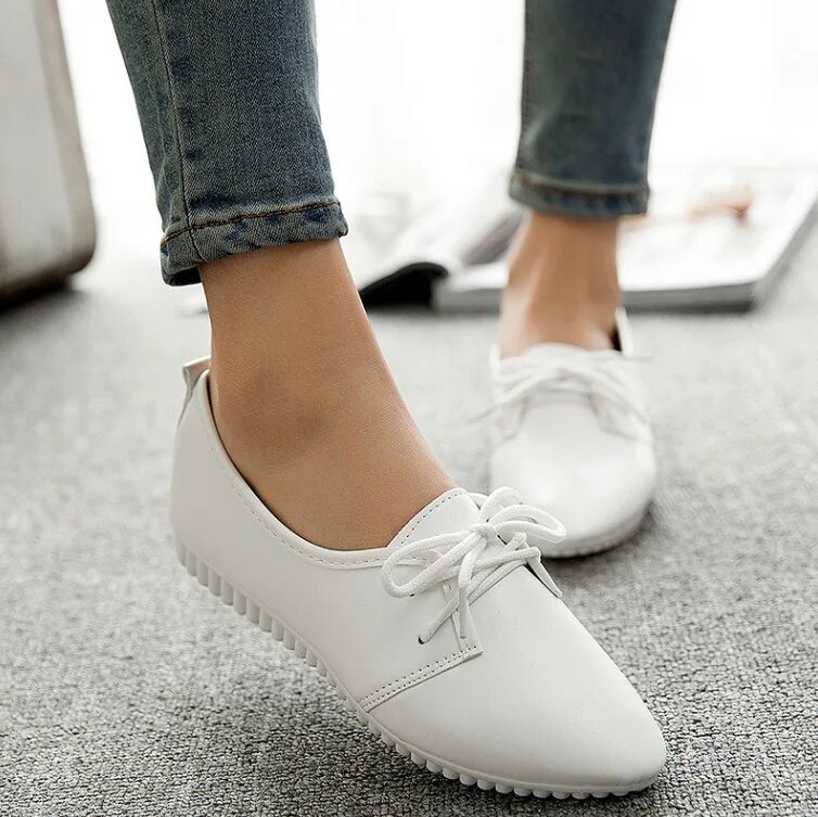 Купить весенние туфли. Женская обувь. Стильная обувь для женщин. Обувь удобная для женщин. Туфли белые.