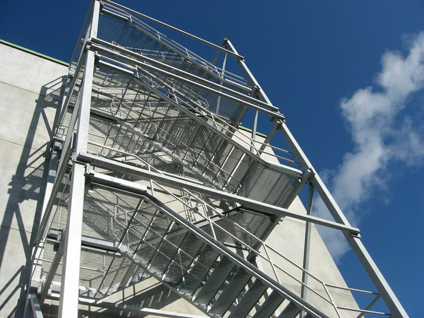 Вертикальная металлическая лестница. Промышленная лестница. Лестница металлическая Промышленная. Металлическая площадка. Площадка металлическая для обслуживания.