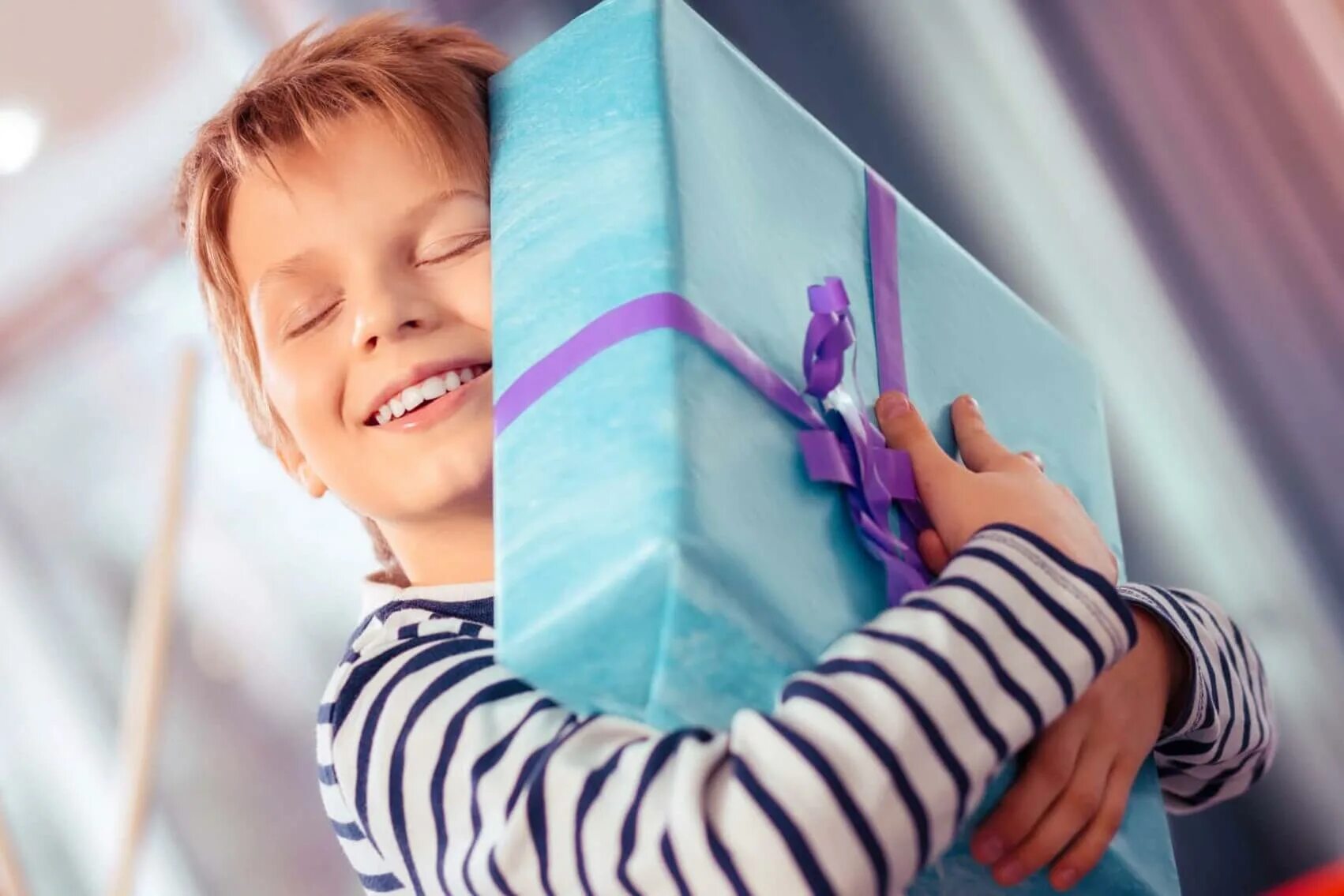 Ребенок дарит подарок. Подарки на рождество детям. Подарок сюрприз ребенку. Ребенок получает подарок. Подарки для мальчиков и для девочек.