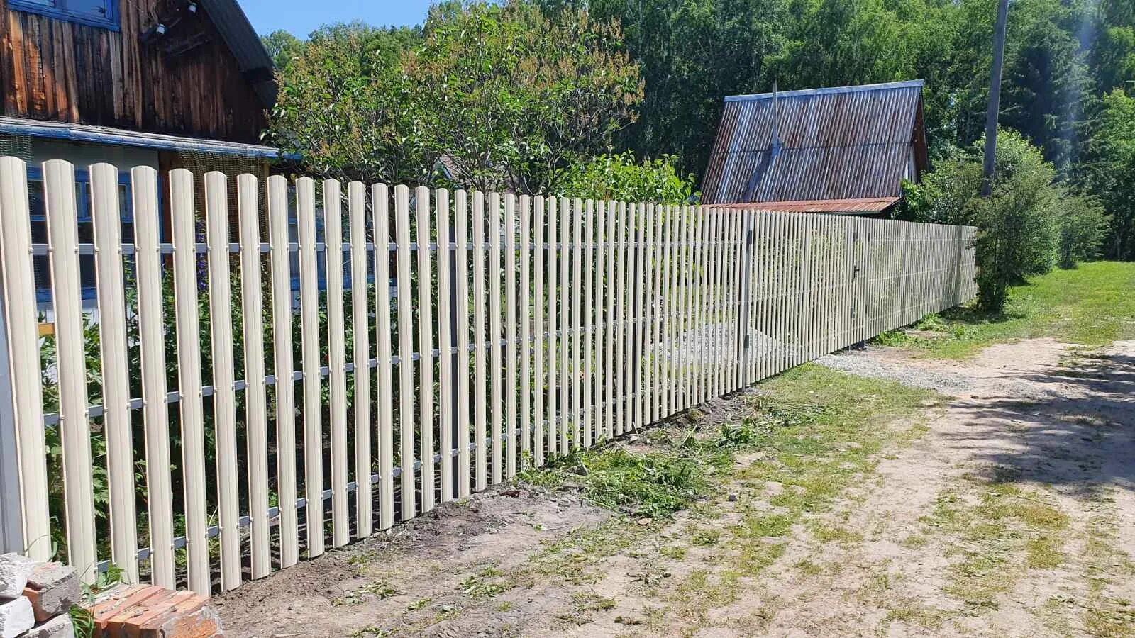 Можно ли ставить сплошной забор между соседями. Штакетник забор СНТ. Забор между соседями. Забор между участками. Забор между соседями на даче.