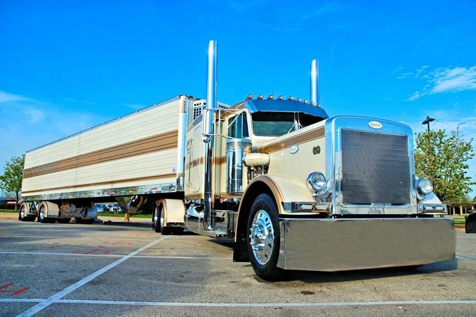 Как называется дальнобойщик. Мак грузовик трук. Фура рено магнум. Петербилт 262. Как называется дальнобойщик.