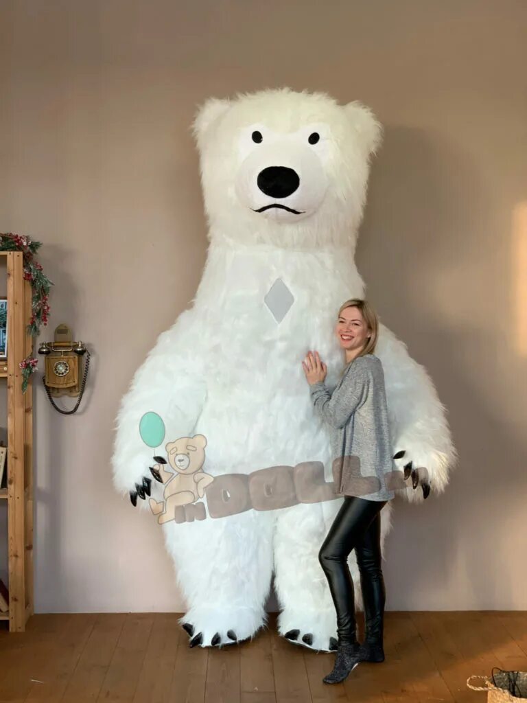 Заказать медведя поздравить. Ростовой костюм белого медведя. Ростовая кукла белый медведь. Костюм белого медведя взрослый. Белый мишка ростовая кукла.